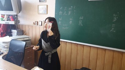 Учні першої черкаської гімназії вивчають китайську у вигляді гри Учні першої черкаської гімназії вивчають китайську у вигляді гри