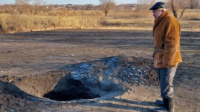 "Наші переможуть, а нам треба городи орати": жителі Циркунів близько дев'яти місяців жили зі снарядами на подвір'ї "Наші переможуть, а нам треба городи орати": жителі Циркунів близько дев'яти місяців жили зі снарядами на подвір'ї