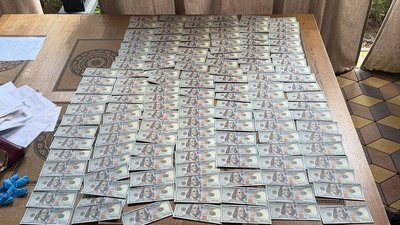 Гроші, вилучені у підозрюваної