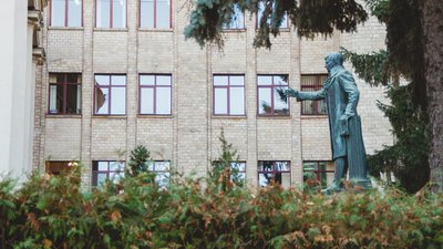 пам'ятник каразіну у харкові