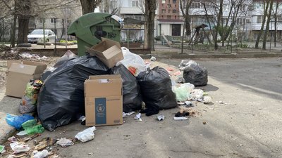 Переповненні сміттєві контейнери. Як херсонці намагаються очистити прибудинкові території Переповненні сміттєві контейнери. Як херсонці намагаються очистити прибудинкові території