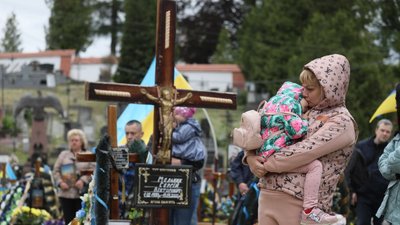 До заходу долучились родини Героїв Небесної Сотні та українських військових