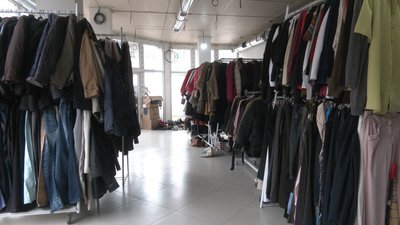 За місяць роботи завезли 60 тонн одягу. Репортаж із соціальної крамниці в Івано-Франківську За місяць роботи завезли 60 тонн одягу. Репортаж із соціальної крамниці в Івано-Франківську