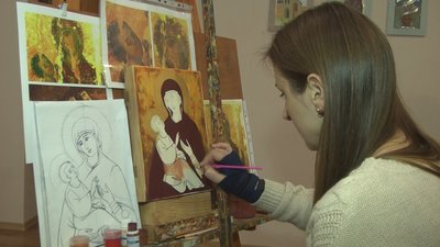 Інна Наумова пише ікону десятого століття "Богородиця Холмська"