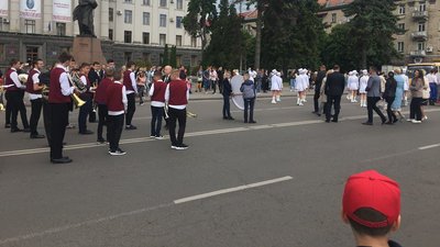 На святкову ходу в центрі Луцька вийшло майже 3 тисячі дітей На святкову ходу в центрі Луцька вийшло майже 3 тисячі дітей