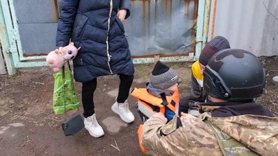 сім’я діти евакуація поліцейські "Білий янгол" обстріли армія РФ прифронтовий Торецьк Донецька область сім’я діти евакуація поліцейські "Білий янгол" обстріли армія РФ прифронтовий Торецьк Донецька область