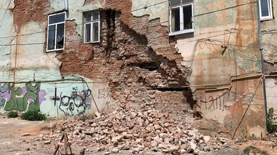 В аварійному будинку у Чернівцях знову обвалилася стіна В аварійному будинку у Чернівцях знову обвалилася стіна