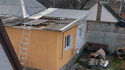 На околиці Дніпра внаслідок вітру пошкоджені дахи десяти приватних будинків