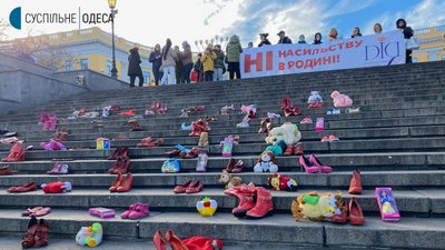 Червоні черевики та дитячі туфлі. В Одесі представили виставку, присвячену домашньому насильству Червоні черевики та дитячі туфлі. В Одесі представили виставку, присвячену домашньому насильству