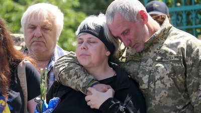 У Глухові Сумської області попрощались з прикордонником Олександром Єрмоленком У Глухові Сумської області попрощались з прикордонником Олександром Єрмоленком