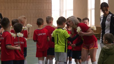 Дев'ятирічні футболісти зіграли товариський матч зі своїми матусями