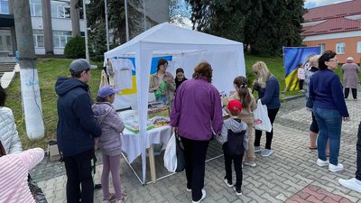 Троє дівчат у місті на Рівненщині організували ярмарок, щоб підтримати ЗСУ Троє дівчат у місті на Рівненщині організували ярмарок, щоб підтримати ЗСУ