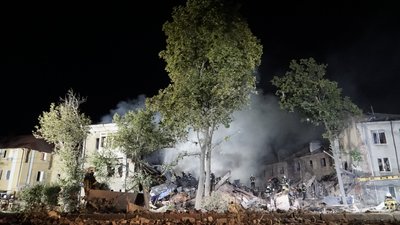 Пошукова операція рятувальників на руїнах знищеного російською ракетою “Калібр” триповерхового гуртожитку по вулиці Ахієзерів у Харкові. Під завалами загинули 19 містян, ще 22 людини зазнали поранень Пошукова операція рятувальників на руїнах знищеного російською ракетою “Калібр” триповерхового гуртожитку по вулиці Ахієзерів у Харкові. Під завалами загинули 19 містян, ще 22 людини зазнали поранень