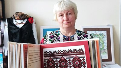У Тернополі вишивальниці та бібліотекарі зробили новий артбук У Тернополі вишивальниці та бібліотекарі зробили новий артбук