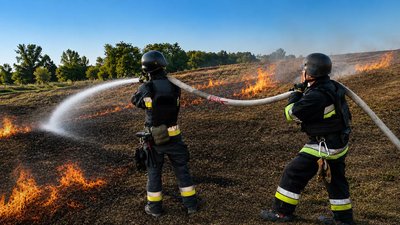 Рятувальники Кіровоградщини під час гасіння сухої трави. 2 серпня 2026 року