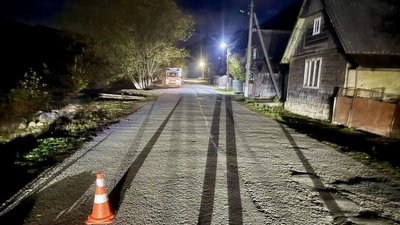 Врізався у вантажівку з деревиною: на Закарпатті загинув 20-річний мотоцикліст