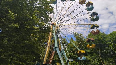 У Хмельницькому реконструкція оглядового колеса затягується, через брак коштів. Фото: Суспільне. У Хмельницькому реконструкція оглядового колеса затягується, через брак коштів. Фото: Суспільне.