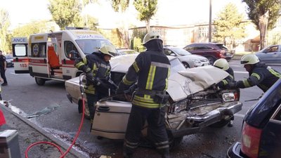 У Запоріжжі рятувальники звільнили пасажира з понівеченої внаслідок ДТП автівки