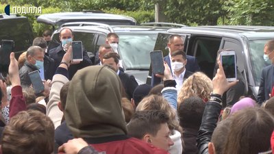 Володимир Зеленський поспілкувався декілька хвилин з жителями села Давидківці Володимир Зеленський поспілкувався декілька хвилин з жителями села Давидківці