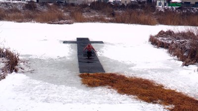 Як у Сватовому на свято Водахреща освячували воду та пірнали у ополонку Як у Сватовому на свято Водахреща освячували воду та пірнали у ополонку