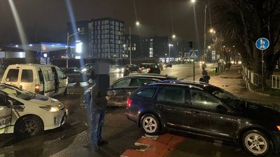 У Львові через зіткнення трьох авто отримала травми 37-річна жінка У Львові через зіткнення трьох авто отримала травми 37-річна жінка