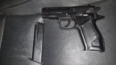 На Житомирщині на кордоні з Білоруссю спинили чоловіка, який віз з собою пістолет та ювелірні вироби На Житомирщині на кордоні з Білоруссю спинили чоловіка, який віз з собою пістолет та ювелірні вироби