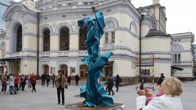 У центрі Києва відкрили скульптурну інсталяцію "Непередбачувані обставини" У центрі Києва відкрили скульптурну інсталяцію "Непередбачувані обставини"
