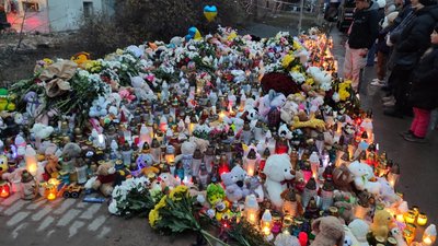 стуса 8, тернопіль, зруйнована багатоповерхівка, лампадки, квіти й іграшки