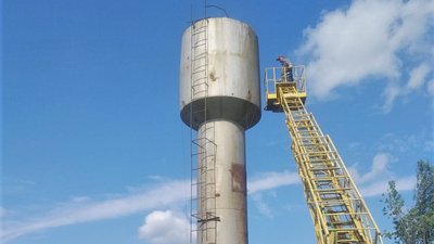 У Тростянецькій громаді відновлюють водонапірну башту, яку обстріляли росіяни У Тростянецькій громаді відновлюють водонапірну башту, яку обстріляли росіяни