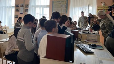 В Ужгороді школярі разом з прикордонниками виготовляли окопні свічки В Ужгороді школярі разом з прикордонниками виготовляли окопні свічки