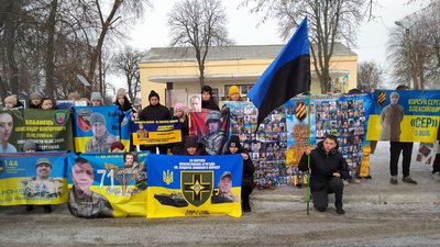 "Пора вимагати повернення". На Кіровоградщині в селищі Олександрівка влаштували акцію на підтримку безвісти зниклих "Пора вимагати повернення". На Кіровоградщині в селищі Олександрівка влаштували акцію на підтримку безвісти зниклих