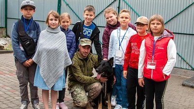 Тернопільські кінологи разом зі собаками завітали до дітей-переселенців Тернопільські кінологи разом зі собаками завітали до дітей-переселенців