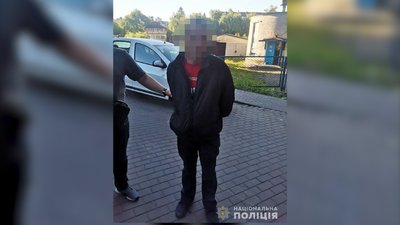 У Рівному пограбували жінку, нападника, який тільки вийшов із тюрми, знайшли в кущах У Рівному пограбували жінку, нападника, який тільки вийшов із тюрми, знайшли в кущах