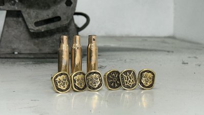 В Ужгороді скульптор-волонтер виготовляє браслети із відстріляних гільз В Ужгороді скульптор-волонтер виготовляє браслети із відстріляних гільз
