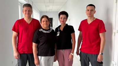 Олександра з лікарями у медзакладі