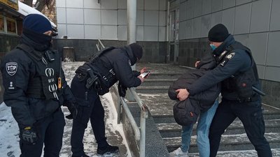 В центрі Житомира чоловік кидався на людей з ножем В центрі Житомира чоловік кидався на людей з ножем