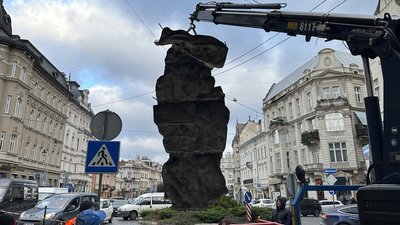 У Львові демонтували барельєф радянському пролетаріату