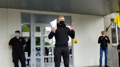 "Вони - харківські робінгуди": у Рівному націоналісти пікетували поліцію "Вони - харківські робінгуди": у Рівному націоналісти пікетували поліцію
