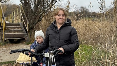Сполучає два мікрорайони. У Кропивницькому руйнується пішохідний міст через річку
