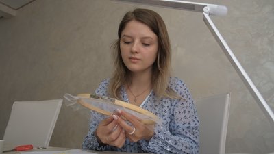 "Виготовляє прикраси, які продає". Переселенка, що переїхала у Вінницю, передала ЗСУ 15 тисяч гривень "Виготовляє прикраси, які продає". Переселенка, що переїхала у Вінницю, передала ЗСУ 15 тисяч гривень
