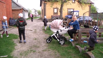 "Я йому не вірю, що не буває важко. Але він каже, що ні" – батько Володимира – опікуна восьми дітей