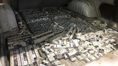 Два мікроавтобуси, повні сигарет, зупинили на КПП "Тиса"
