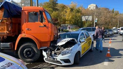 У Харкові КамАЗ врізався в таксі: травмувалася пасажирка легковика