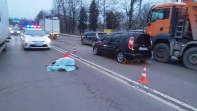 На вулиці Липинського два автомобілі збили насмерть двірничку На вулиці Липинського два автомобілі збили насмерть двірничку