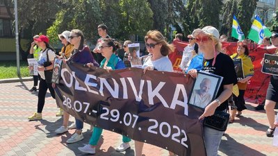 Врятувати героїв: у Черкасах родини полонених захисників "Азовсталі" провели акцію Врятувати героїв: у Черкасах родини полонених захисників "Азовсталі" провели акцію