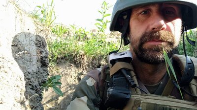Юрій Мисак в окопі у зоні бойових дій
