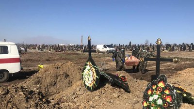 Прощання із померлою від COVID-19 у Рівному: як це було Прощання із померлою від COVID-19 у Рівному: як це було