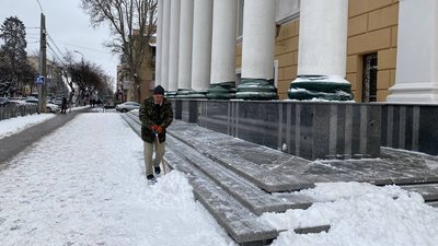 Снігопад у Вінниці: як комунальники прибирають місто Снігопад у Вінниці: як комунальники прибирають місто