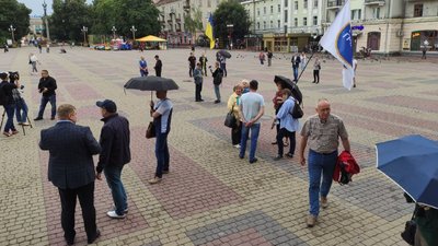 На Театральному майдані у Тернополі розпочалась акція "Захисти армію"