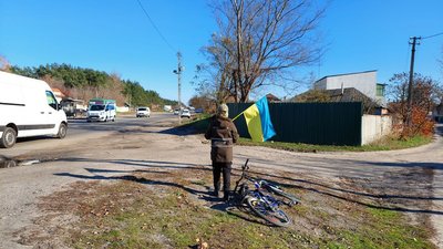 "Хочу, щоб ми перемогли і я грався з друзями": на Харківщині 12-річний Максим вітає військових на трасі